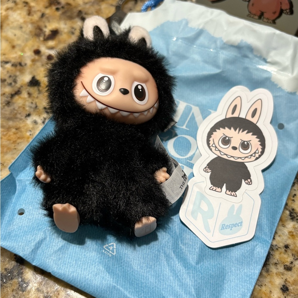 Pop Mart Monster Pin For Love
Letter R